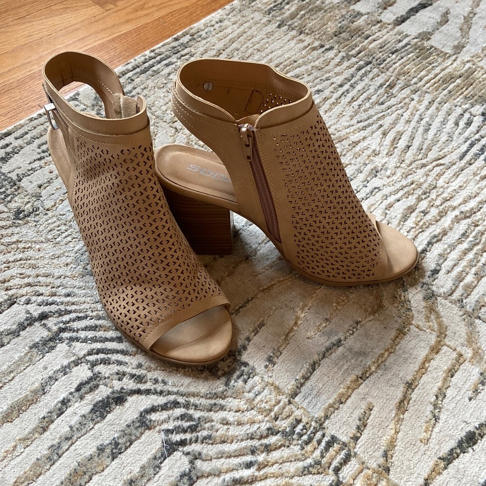 Nude shooties with eyelet details